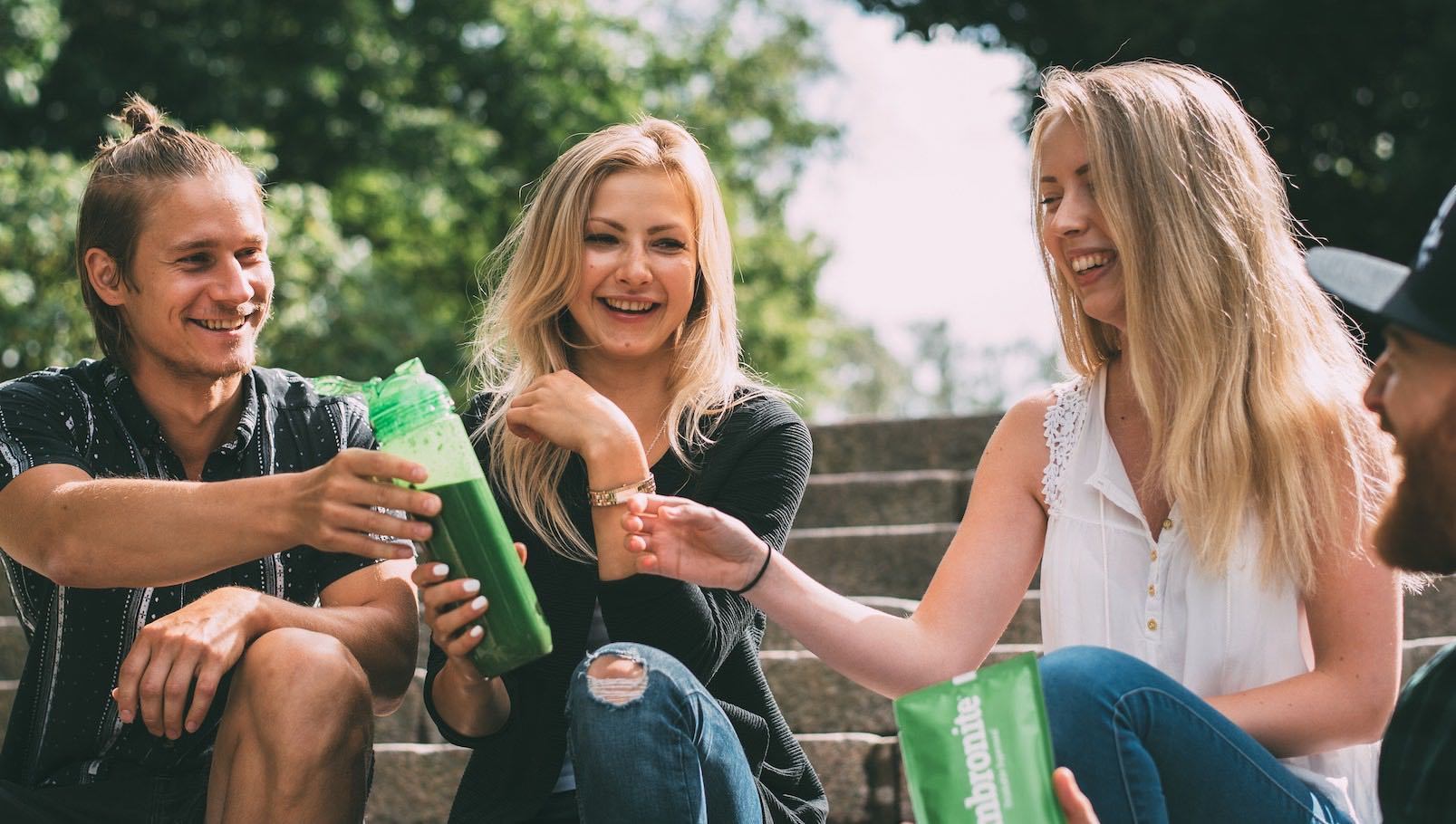 ambronite-community-healthy-active-people-enjoy-smoothies-together Ambronite experience